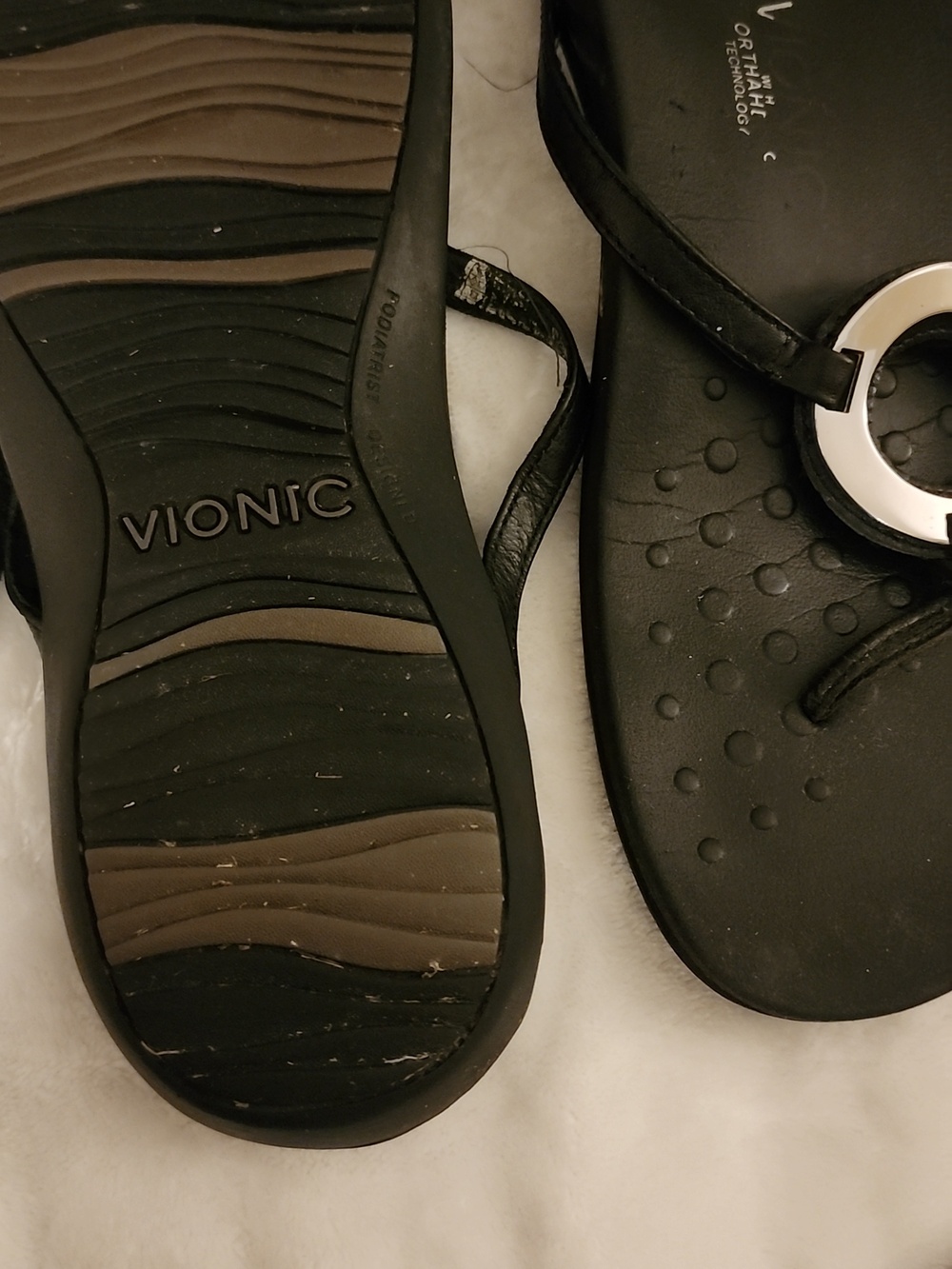 Vionic Orthaheel Black Women's Toe-Ring Sandals with Silver Ring Detail - Picture 6 of 6